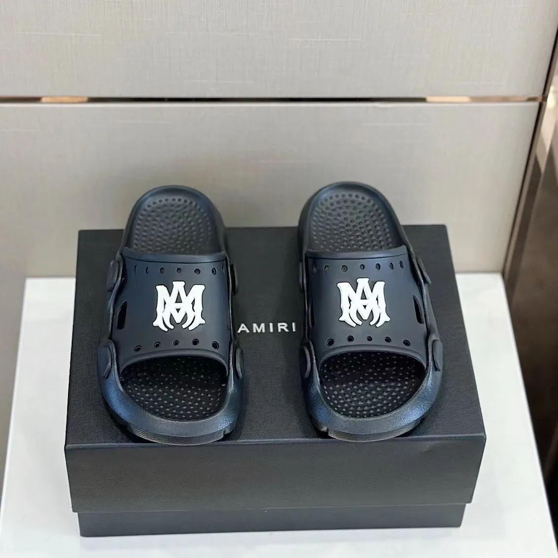 Men's shoes 💰P320💰amiri high-end boutique luxury slippers, 1:1 high-end quality, casual and sunny, loose and comfortable, the highest version of high-quality boutique, a must-have in summer! Code number: 39--46